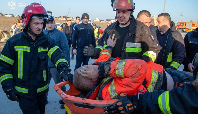 В Тернопольской области из-за обвала почвы погиб мужчина, пострадали спасатели