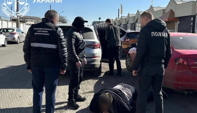 На Київщині чоловік за винагороду обіцяв вивезти військового з місця служби та переправити за кордон