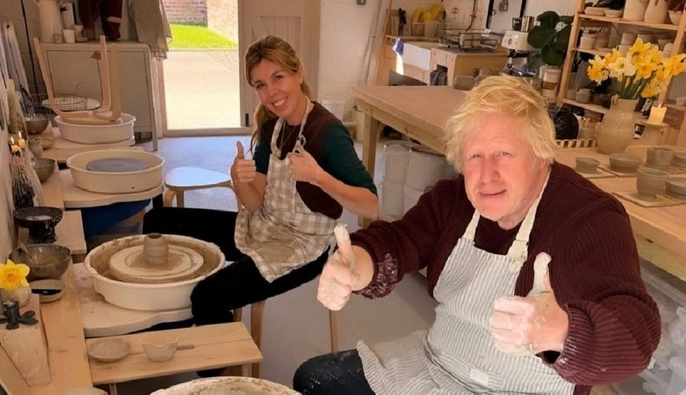 Ліпити вази та горщики: Борис Джонсон зачарував сімейним хобі