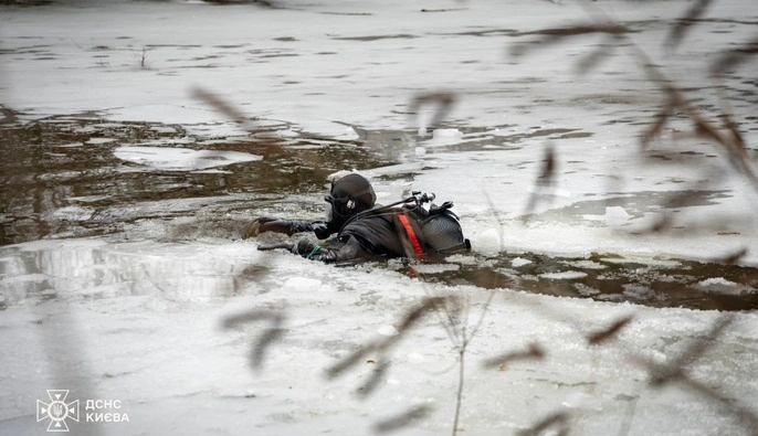 У Києві водолази-сапери вилучили з річки безпечні залишки російської ракети
