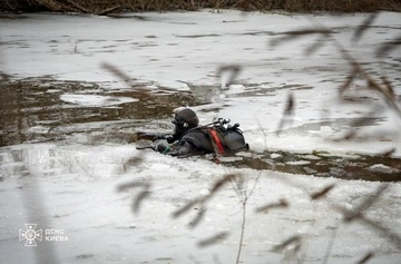 В Киеве водолазы-саперы изъяли из реки безопасные остатки российской ракеты