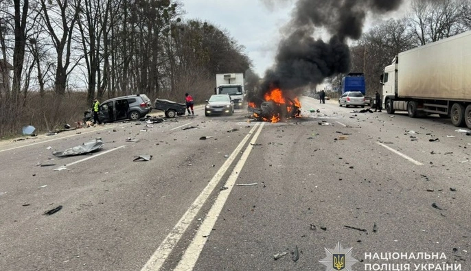 На Львівщині після зіткнення в аварії вибухнуло авто: є загиблий та поранені