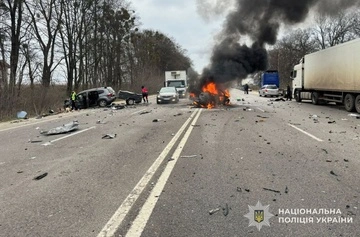 На Львівщині після зіткнення в аварії вибухнуло авто: є загиблий та поранені