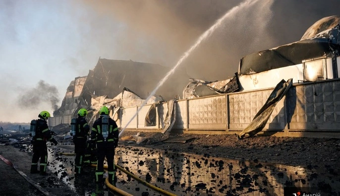 На Київщині горить складське приміщення: у столиці видно дим — фото