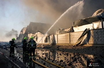 На Киевщине горит складское помещение: в столице виден дым — фото
