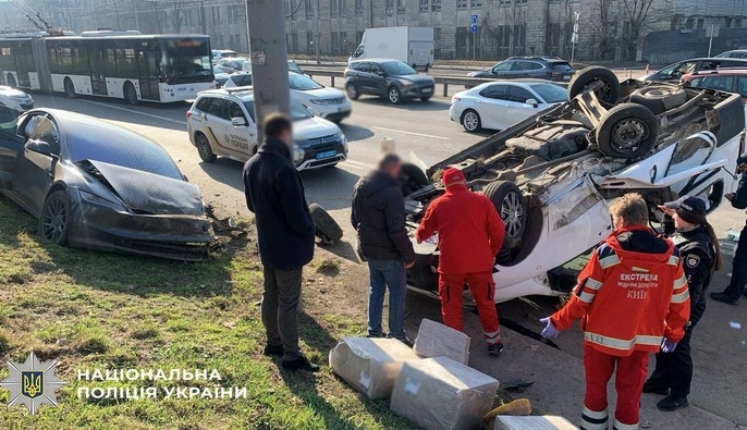 У Шевченківському районі Києва трапилася аварія з перекиданням авто – троє людей травмовані