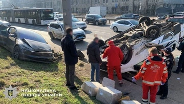 В Шевченковском районе Киева произошла авария с опрокидыванием автомобиля — трое человек получили травмы