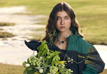 Пробуджувати впевненість: Jerry Heil прикрасила новий номер журналу ELLE