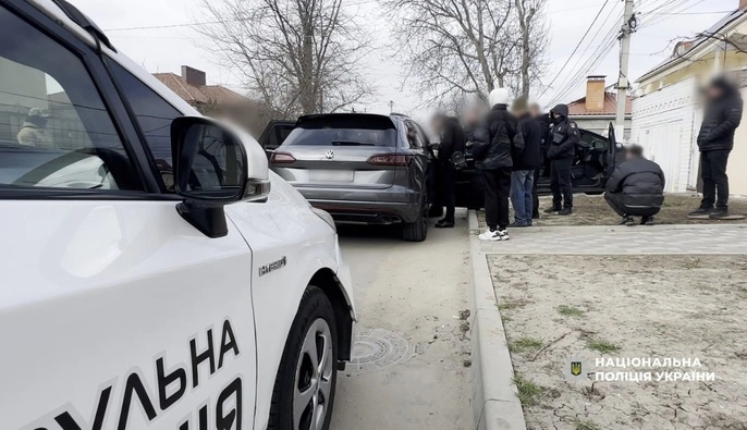 В Одесской области задержали группу мужчин, которые могли обманывать военных на продаже элитных авто