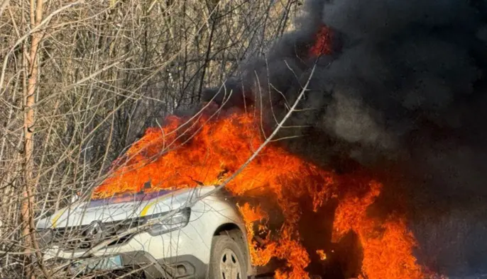 Дрон РФ атакував авто поліції під час служби на Сумщині: деталі 