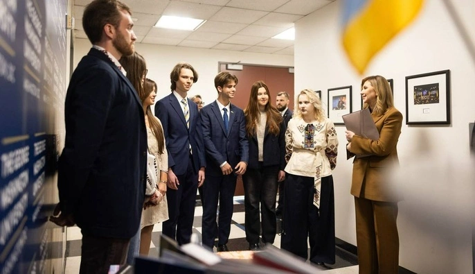 Елена Зеленская в карамельном костюме открыла украинскую книжную полочку в университете США