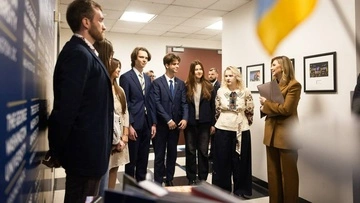 Елена Зеленская в карамельном костюме открыла украинскую книжную полочку в университете США