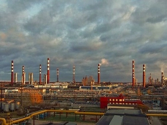 Безпілотники уразили НПЗ у Ленінградській області РФ 