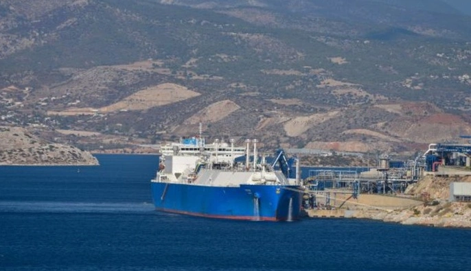 Вооруженным силам Британии разрешили подниматься на борт судов 