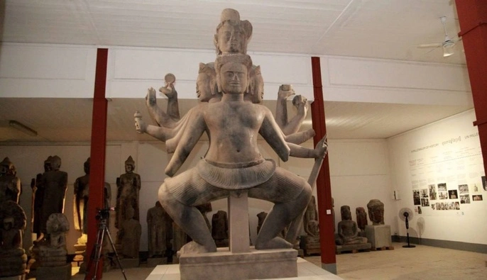 Собрали из 10 тыс. фрагментов: в Камбодже отреставрировали статую бога Шивы