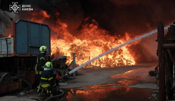 У Голосіївському районі Києва спалахнула масштабна пожежа — ДСНС