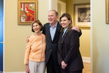 Елена Зеленская в стильном костюме встретилась с супругами Буш в США