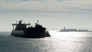 Удары по теневому флоту РФ срывают планы Кремля заработать на нефти: эксперт рассказал детали