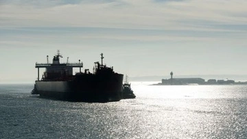 Удари по тіньовому флоту РФ зривають плани Кремля заробити на нафті: експерт розповів деталі