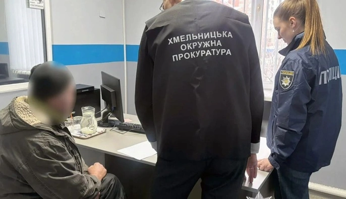 На Хмельниччині помер 9-річний хлопчик після того, як сусід напоїв його алкоголем — ОГП