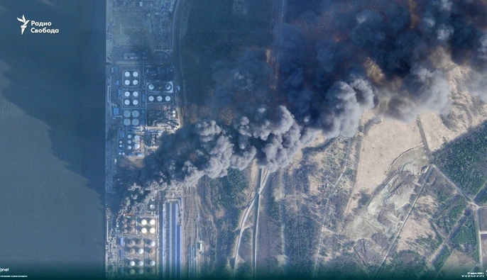 Спутник зафиксировал возгорание в Усть-Луге после удара дронов