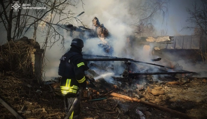 Росіяни вдарили дронами по Чернігівщині: спалахнула пожежа, є загиблий