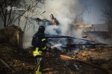Росіяни вдарили дронами по Чернігівщині: спалахнула пожежа, є загиблий