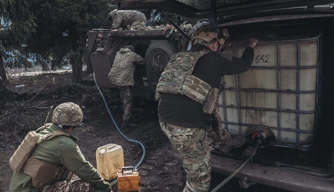 Politico: цены на топливо в Украине могут усложнить военные операции
