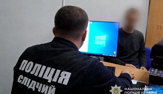 У Сумах чоловік зняв прапор з могили захисника: йому оголосили підозру