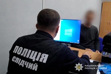 У Сумах чоловік зняв прапор з могили захисника: йому оголосили підозру