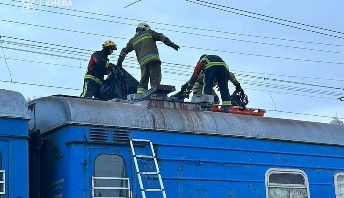 В Киеве трех подростков, залезших на крышу поезда, поразило током: один из них погиб