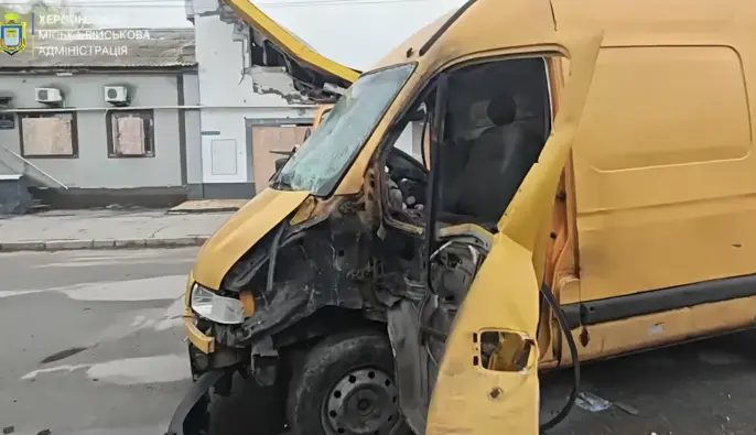 Дрон РФ атаковал микроавтобус в центре Херсона – ранен водитель