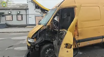 Дрон РФ атаковал микроавтобус в центре Херсона – ранен водитель