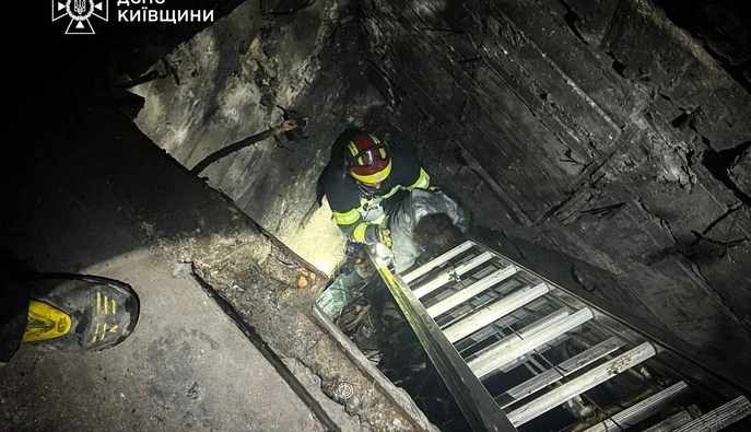 В Киевской области спасатели извлекли 15-летнюю девочку из 8-метровой шахты
