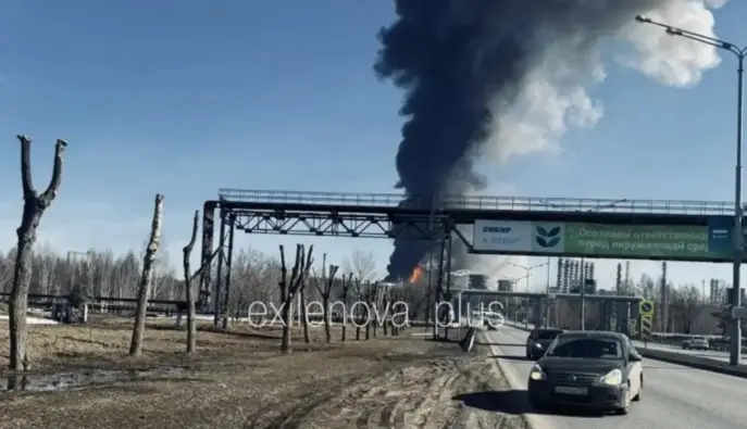 В российском Нижнекамске прогремел взрыв: над химзаводом поднялся столб дыма