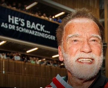 Весь у чорному: Арнольда Шварценеггера упіймали у Лос-Анджелесі на велопрогулянці