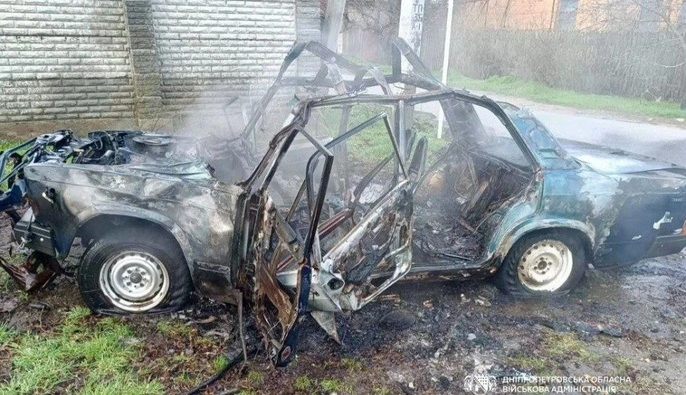 Росіяни атакували дроном цивільне авто у Нікополі: є поранені