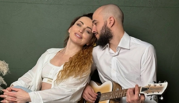 З гримом та дитячою безпосередністю: Вікторія Булітко відшмагала коханого подушкою