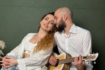 З гримом та дитячою безпосередністю: Вікторія Булітко відшмагала коханого подушкою