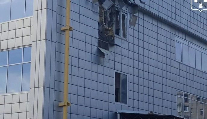 Росія вдарила безпілотником по ТРЦ у Сумах: є постраждалі