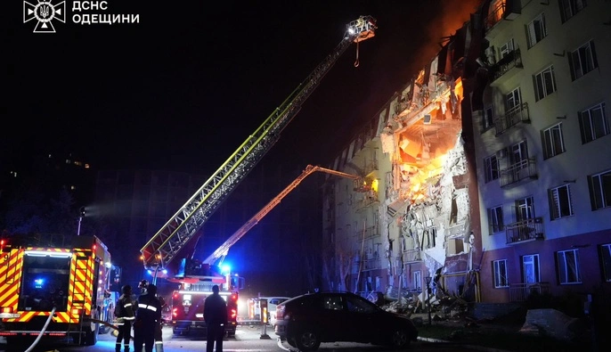 В Одессе после обстрела продолжаются спасательные работы: под завалами могут быть люди
