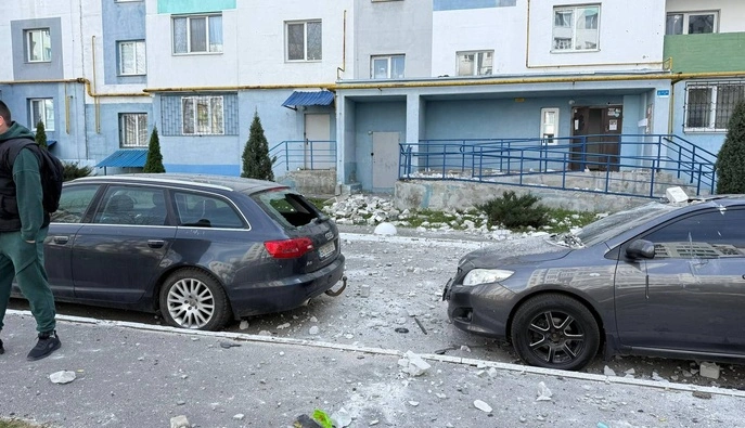 Росіяни вдарили дроном по останньому поверху багатоповерхівки в Харкові 