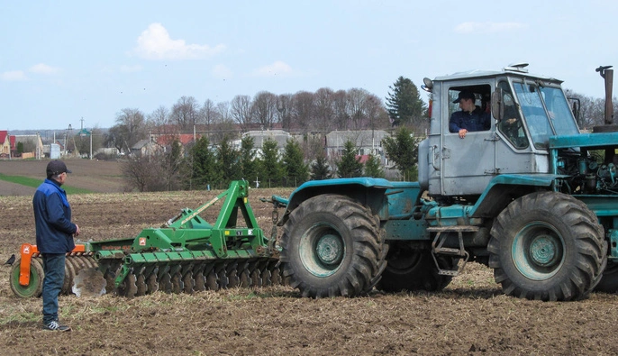 Дефіцит кадрів у сільському господарстві: Кабмін змінив правила для водіїв  