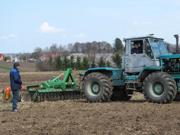 Дефіцит кадрів у сільському господарстві: Кабмін змінив правила для водіїв  
