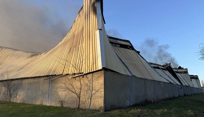 Войска РФ продолжают воевать с чипсами, сухариками и семенами: В результате атаки БпЛА поврежден состав Star Brands в Павлограде