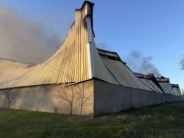 Войска РФ продолжают воевать с чипсами, сухариками и семенами: В результате атаки БпЛА поврежден состав Star Brands в Павлограде