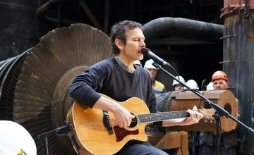 "Вони — справжні герої": Вакарчук заспівав для енергетиків на ураженій ракетою станції