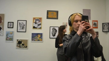 От линогравюры к диджиталу: на Золотых воротах открылась экспозиция "Неографика" – фоторепортаж