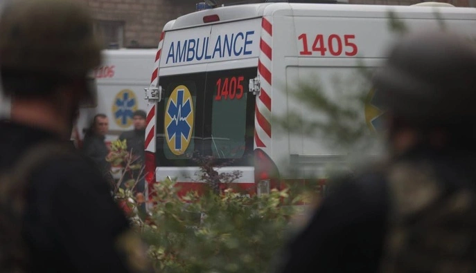 РФ вдарила дроном по авто швидкої допомоги в Херсоні: є постраждалі