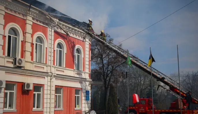 Атаки по адмінбудівлях у Прилуках: ДСНС ліквідувала пожежі